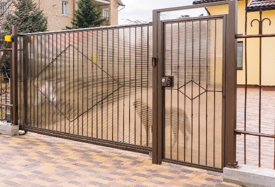 Купить ворота из профлиста с элементами ковки, с металлическими столбами в рамке или под дерево в Волгодонске от 152370 руб